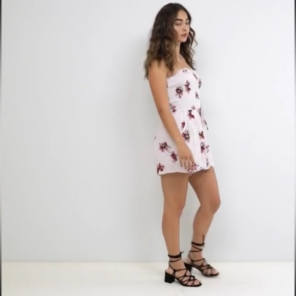 Anthropologie Band Of Gypsies Sweet floral boho romper w pockets & beach vibe - Picture 6 of 7